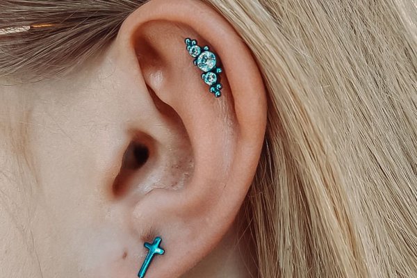 Piercing chrząstki i płatka ucha – VEAN TATTOO Opole