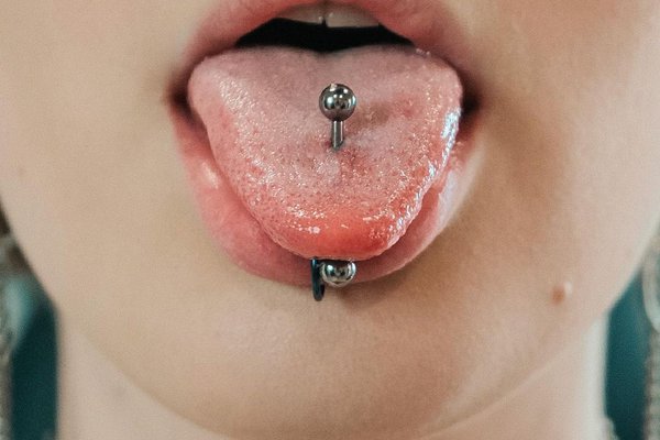 Piercing języka i wargi – VEAN TATTOO Zielona Góra